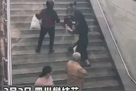 四川攀枝花一老人摔倒无人敢扶？目击者：热心群众第一时间找到警察图片