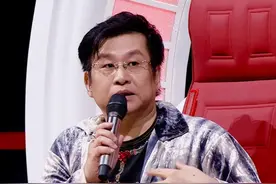59岁郑智化罕露面，与长发美女紧贴而坐毫不避嫌，面色红润精神足图片