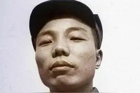 肖华上将13岁成名，少大老成，却在17岁当师政委时因贪玩险被枪毙图片