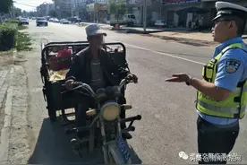 【五大曝光行动】骑行摩托车要有驾驶证还得戴安全头盔哟图片