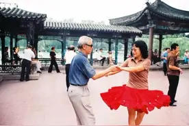 老年人的相亲角：没有爱情，不结婚不分财产，只为同居找个伴图片