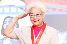 93岁田华赴天安门观礼 站着听完100响礼炮图片