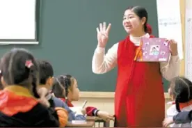 四川一幼师生娃3个半小时后，被老公背去考试，堪称“超人妈妈”图片