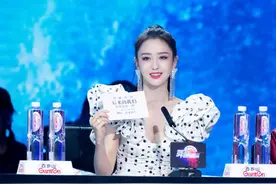 佟丽娅新造型太美了，穿一身波点连衣裙，扎高马尾气质出众图片