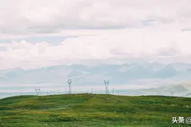 中国最美的草原，可以同时看到雪山、草地和河流，游客还不多图片