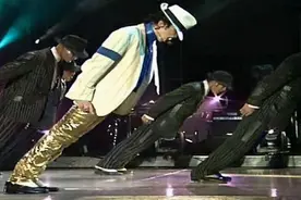 迈克尔·杰克逊45度倾斜、悬空倒水、人体悬空、悬空坐等大揭秘图片