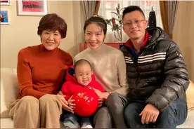 女排三代!郎平与魏秋月袁灵犀一家团聚,1岁小孙子抱福将排球萌翻图片