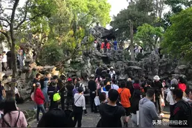 五一假期成为亲子游的专场：扶老携幼挤车排队，80后一代人的艰辛图片