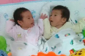 家里喜得双胞胎孙女，爷爷嫌弃表情出卖了自己，重男轻女并未走远图片