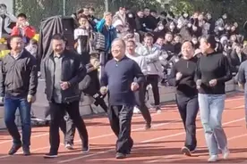 山东一校长率校领导参加跑步，老师们互相瞪眼不敢先动：人情世故图片