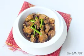 厨房小白都能做出的鸡肉菜，一汁成菜十分简单，块块入味真好吃图片