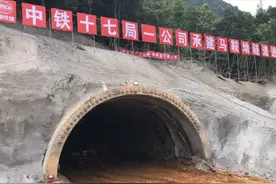 这条三千多米的隧道建成后，广西最美沿边公路就少走十几公里了图片