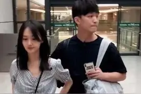 郑爽首次见孩子，自曝当母亲的感受：女儿在我怀里睡得很香图片