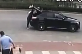 开车斗气，司机竟在警局门前掏出一把刀，结局是这样的……图片