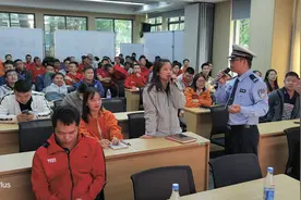 南宁交警部门联合企校开展“交通安全万里行”活动图片