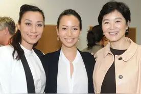 林青霞继女与男友坐游艇出海，皮肤黝黑身材好，颜值被赞更胜妹妹图片