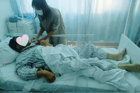 父亲患肝癌，子女争相捐肝：“只要父亲在，这个家就在。”图片