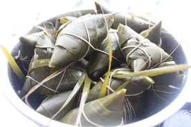 ​处理干粽叶，切记不要直接入锅煮，多做一步，粽叶柔软韧性足图片