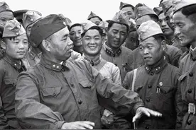 许世友犯了啥错？他被戴上了手铐、脚镣，看守士兵用皮鞭狠狠打他图片