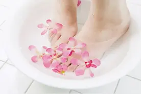 每天用热水泡脚，到底是好还是坏呢？医生说出实情图片