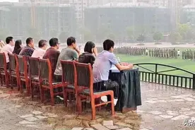 四川某中学学生冒雨军训，领导陪着淋雨，何必非要雨中军训？图片