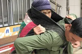 人间大爱轮回54岁儿子用婴儿背带背87岁母亲让人看了心生感动图片