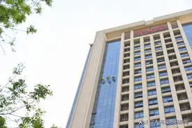 河南100米高空的“蜘蛛人”：即使月薪15000，也很少有人愿意入行图片