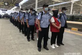 与“女主播”恋爱牵出大案，120余名涉案人员被押解回青图片