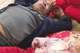 爷爷给孙女喂奶后累的睡着，儿媳上传照片后，网友炸了：接受不了图片