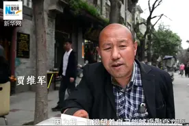 自强丨自立自强！西安大叔残臂绑毛笔街头卖字谋生图片