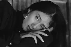 她是全球最牛的摄影师，敢让女王摘下王冠，让特朗普躲进车里图片