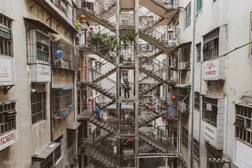 南宁老城区唐山路28号的倔强，7层鸳鸯楼，屹立在现代高楼中间图片