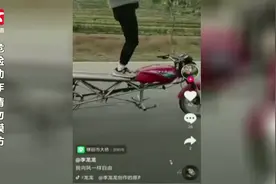 小伙骑摩托双手插兜站立，拍抖音“炫技”，民警找上门视频封面