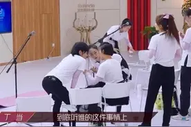 《大碗宽面》组表演时，有谁注意许飞丁当的眼神？过于真实了图片