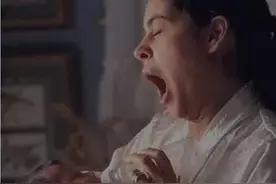 宝宝出生后该和父母同床睡吗？这几个问题不容忽视图片