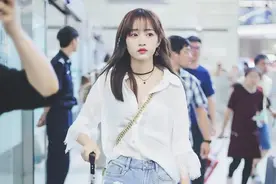 26岁黄婷婷真是拼！衬衫特意解开三个扣很撩人，网友：身材一般图片