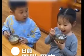 男童“霸道总裁式”催女童吃饭，网友：要是女汉子，碗被扣头上了图片