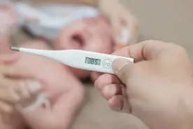 宝宝被老人裹8件衣服发烧40度！快检查自家娃衣服穿对了吗图片