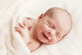 据说越早会笑的娃越聪明！这3个时间笑得比别人早，可能智商更高图片