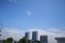 晴空万里，蓝天白云。这样的天空不记录下来太可惜了图片