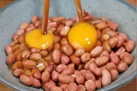 花生米怎么做才好吃，大厨告诉我，加2个鸡蛋，这样做比吃肉还香图片