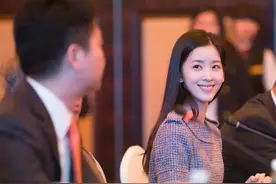 刘强东美国事件后，章泽天首次秀恩爱，有野心的女人都是狠角色图片
