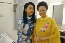 65岁王丽云曝近况，与曹颖似姐妹动作显拘谨，颈部暴露真实状态图片