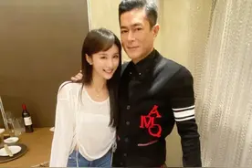 50岁古天乐恋情曝光？两人搂肩庆生好甜蜜，网友开心后又失望了图片