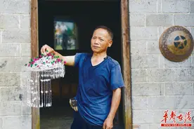 苗家老银匠：最粗壮的手臂打出最精美的苗家银饰图片