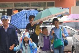 “迟早会毁了孩子”，知名教授怒批“家长接送”行为，被霸气回怼图片