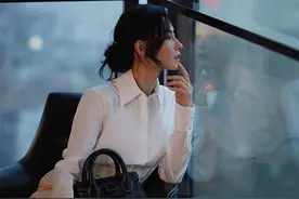 张柏芝还真是适合这类型，把衬衫塞进裤子里走职场风，越看越耐看图片