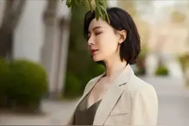 女人不管多少岁，选裤装时认准这4种颜色，高级又大气，谁穿谁美图片
