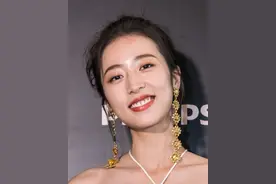 周雨晴佩戴夸张长耳饰，满脸自信笑容太有时尚魅力图片