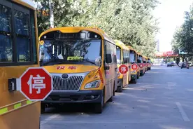 校车坐不坐？网友直言免费就行要什么自行车，但出了问题谁负责图片